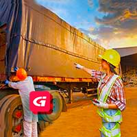 Barrido y Limpieza, Recolección de los residuos sólidos generados por diferentes fuentes, como hogares, comercios, industrias, municipalidades, minería. La empresa operadora se encarga de su transporte hasta las instalaciones de almacenamiento temporal o estaciones de transferencia. Se realiza la clasificación y separación de los residuos para facilitar su posterior tratamiento y reciclaje. Las empresas operadoras son responsables de realizar el tratamiento adecuado de los residuos según su clasificación y características. Labores de educación y sensibilización a la comunidad para promover prácticas de reducción, reutilización y reciclaje de residuos. Las empresas operadoras deben cumplir con las normativas y regulaciones establecidas por las autoridades ambientales y de salud para asegurar un manejo seguro y adecuado de los residuos. En el transporte y manejo de residuos, las empresas operadoras deben tener en cuenta las medidas de seguridad necesarias para prevenir accidentes y riesgos para el personal y el entorno. En el caso de proyectos de gestión de residuos que requieran infraestructura específica, como rellenos sanitarios, plantas de tratamiento o estaciones de transferencia, el expediente técnico proporciona los detalles necesarios para su diseño, construcción y operación eficiente.